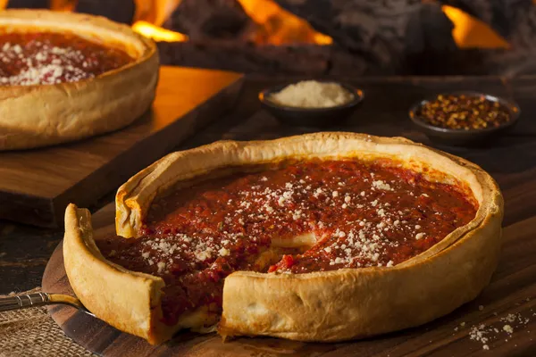 Chicago stijl diepe schotel kaas pizza — Stockfoto