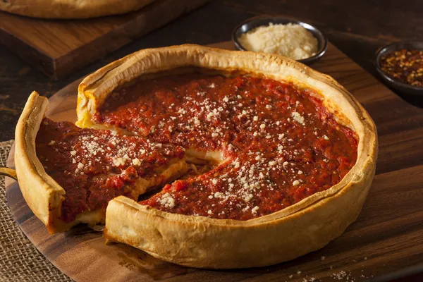 Chicago style deep dish sajtos pizza — Stock Fotó