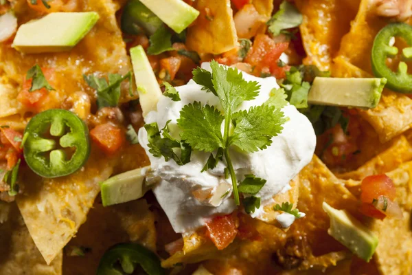 Nachos caseiros insalubres com queijo e legumes — Fotografia de Stock