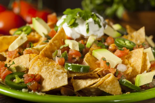 Nachos malsani fatti in casa con formaggio e verdure — Foto Stock