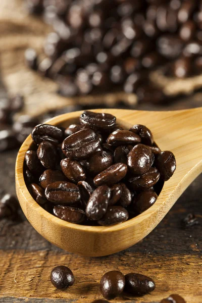 Organické tmavě kávová zrna — Stock fotografie