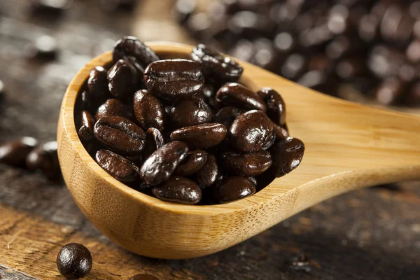 Organické tmavě kávová zrna — Stock fotografie