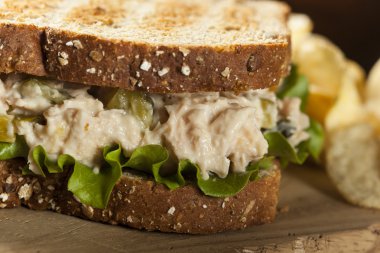 marul ile sağlıklı bir ton balıklı sandviç