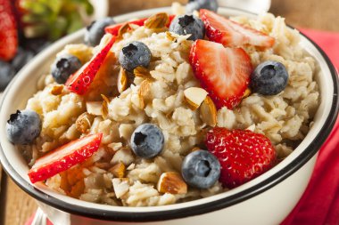 çilek ile sağlıklı ev yapımı yulaf ezmesi