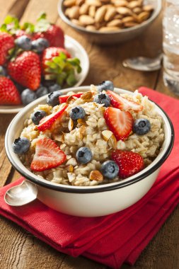 çilek ile sağlıklı ev yapımı yulaf ezmesi