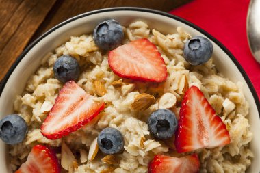 çilek ile sağlıklı ev yapımı yulaf ezmesi