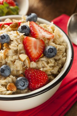 çilek ile sağlıklı ev yapımı yulaf ezmesi