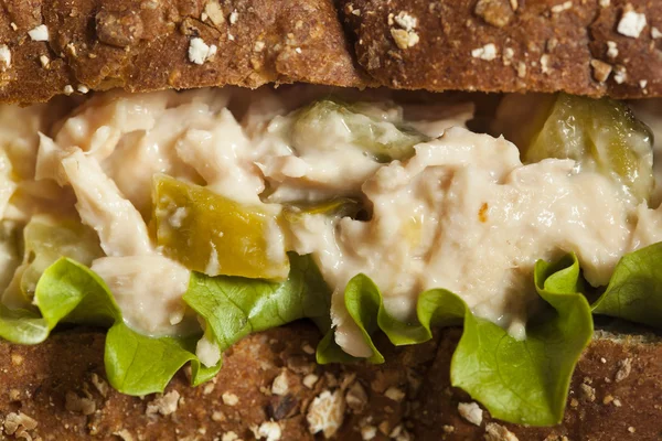 Здоровий тунця бутерброд з листям салату — стокове фото