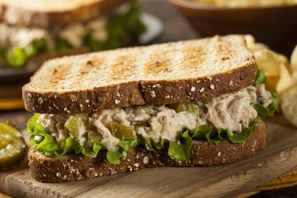 Gesundes Thunfisch-Sandwich mit Salat — Stockfoto