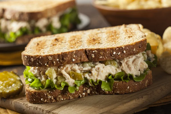 상 추와 함께 건강 한 참치 샌드위치 — 스톡 사진