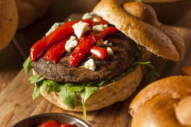 sağlıklı vejetaryen portobello mantar burger