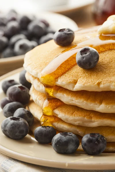 Panqueques caseros de mantequilla con arándanos y jarabe — Foto de Stock