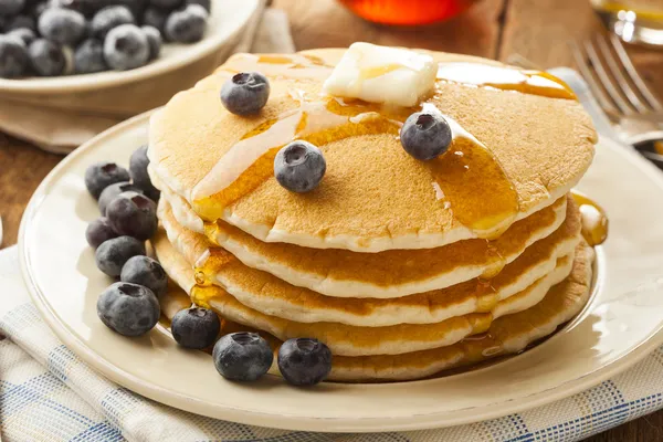 Hausgemachte Buttermilch-Pfannkuchen mit Blaubeeren und Sirup — Stockfoto