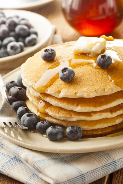 Panqueques caseros de mantequilla con arándanos y jarabe — Foto de Stock