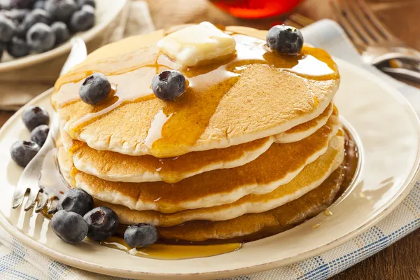 Zelfgemaakte karnemelk pannenkoeken met bosbessen en siroop — Stockfoto