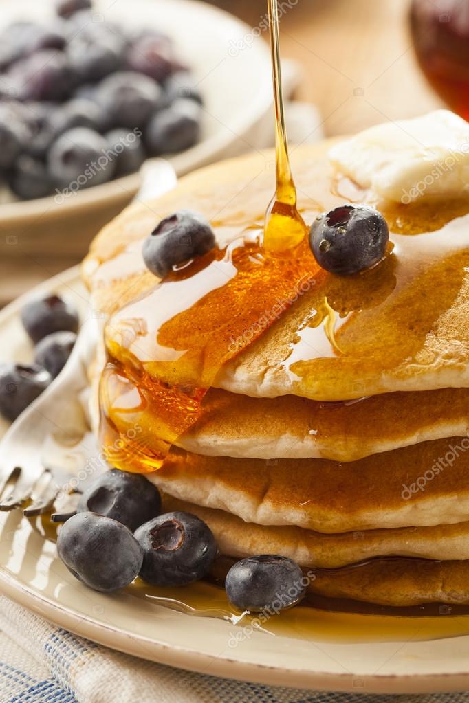Hausgemachte Buttermilch-Pfannkuchen mit Blaubeeren und Sirup ...