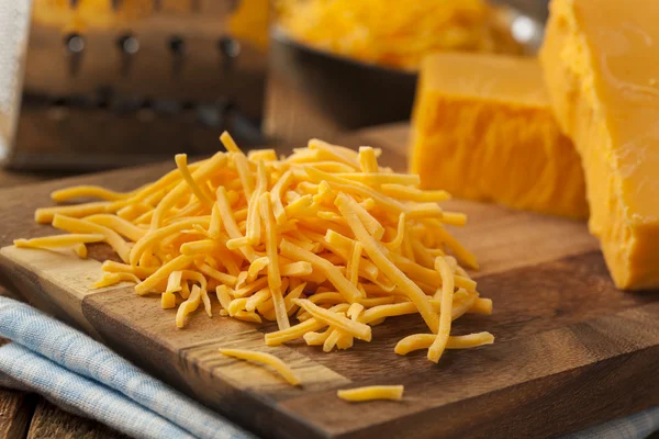 Οργανικά τεμαχισμένο απότομη cheddar τυρί — Φωτογραφία Αρχείου