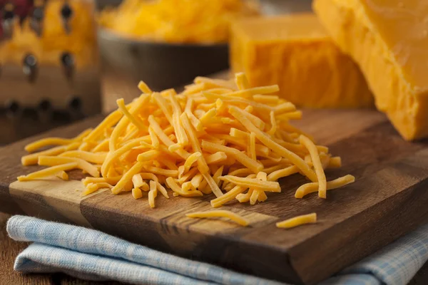 Bio reszelt éles cheddar sajt — Stock Fotó