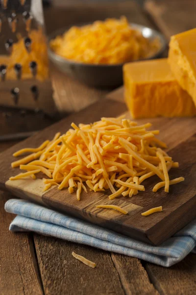 Organiczny ostry cheddar tartym serem — Zdjęcie stockowe