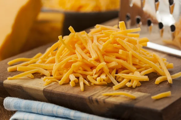 Οργανικά τεμαχισμένο απότομη cheddar τυρί — Φωτογραφία Αρχείου