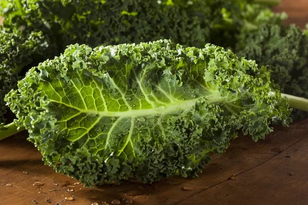 Gezonde rauwe groene boerenkool — Stockfoto