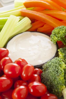 Organik çiğ sebze ranch sos ile