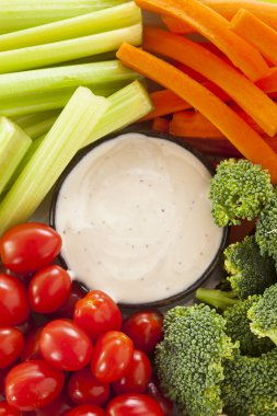 Organik çiğ sebze ranch sos ile