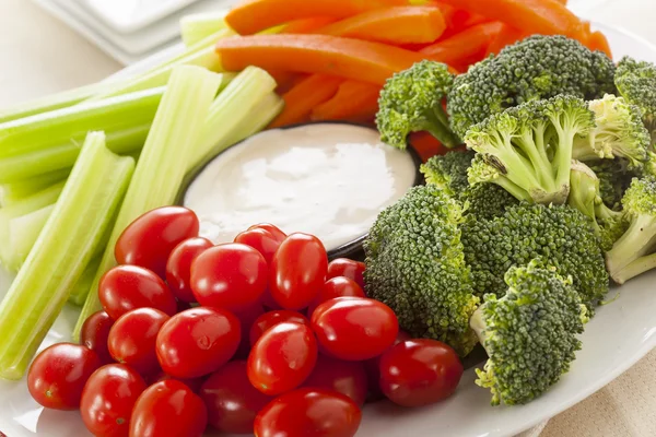 Légumes crus biologiques avec trempette ranch — Photo