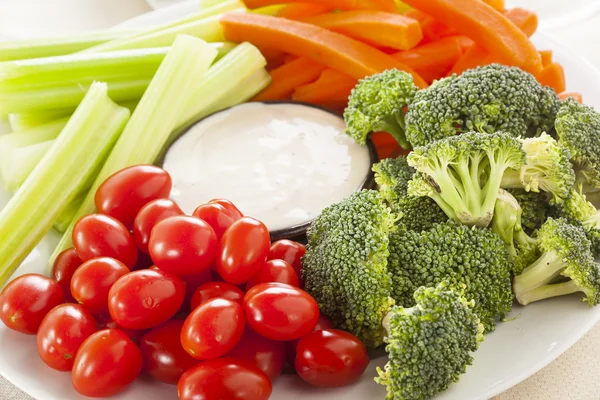 Légumes crus biologiques avec trempette ranch — Photo