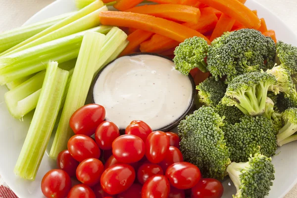Organic Raw Vegetables with Ranch Dip — Stock Photo, Image