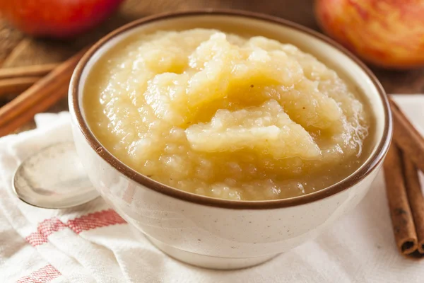 Salsa de manzana ecológica saludable con canela —  Fotos de Stock