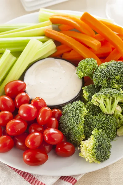 Verduras crudas orgánicas con inmersión en el rancho — Foto de Stock