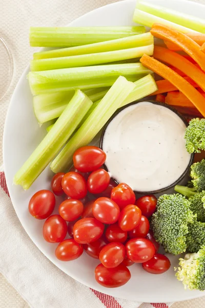 Verduras crudas orgánicas con inmersión en el rancho — Foto de Stock