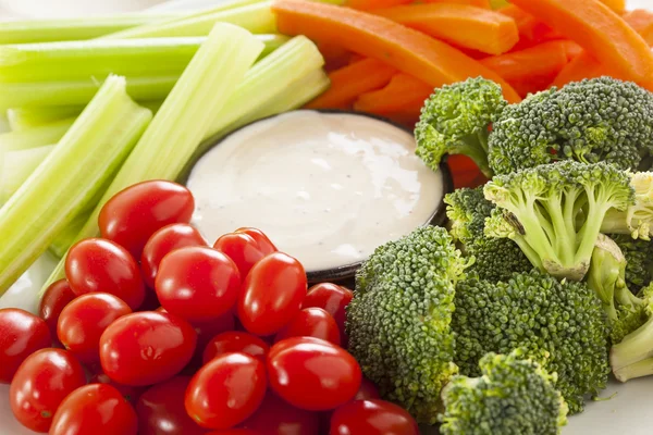 Verduras crudas orgánicas con inmersión en el rancho — Foto de Stock