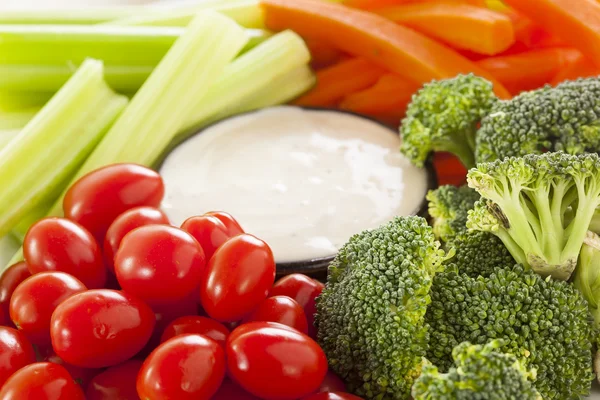 Verduras crudas orgánicas con inmersión en el rancho — Foto de Stock