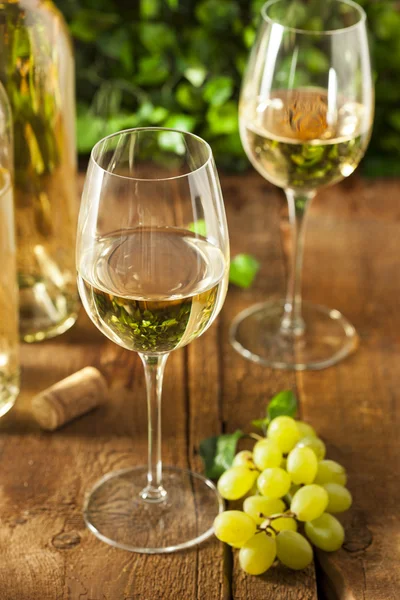 Rinfrescante vino bianco in un bicchiere — Foto Stock