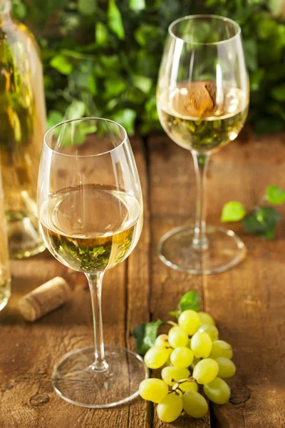 Refrescante vino blanco en una copa — Foto de Stock