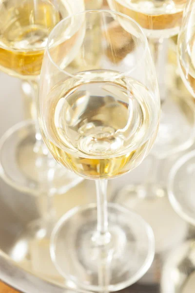 Rinfrescante vino bianco in un bicchiere — Foto Stock