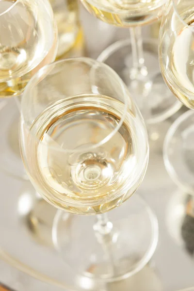 Rinfrescante vino bianco in un bicchiere — Foto Stock