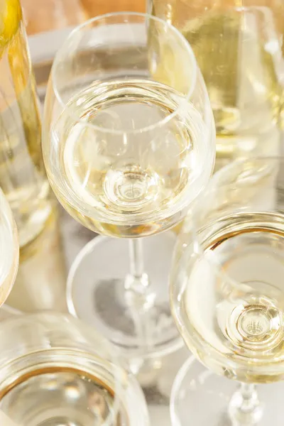 Rinfrescante vino bianco in un bicchiere — Foto Stock