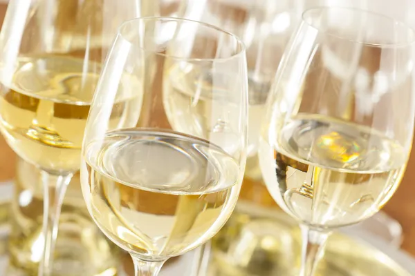 Refreshring λευκό κρασί σε ποτήρι — Stock fotografie