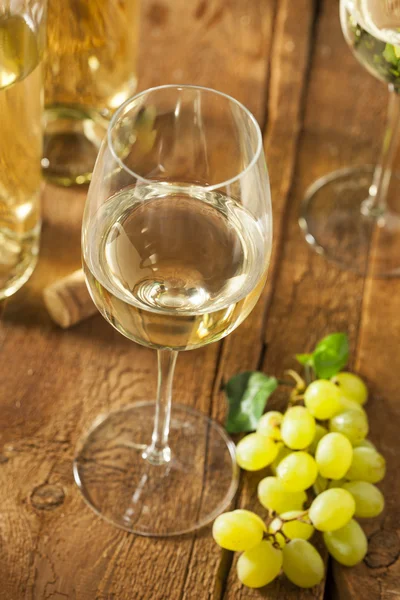 Rinfrescante vino bianco in un bicchiere — Foto Stock