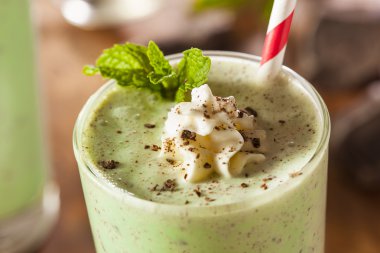 Naneli çikolatalı Milkshake ferahlatıcı soğuk