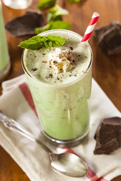 Kall uppfriskande Mint Chocolate Chip Milkshake — Stockfoto