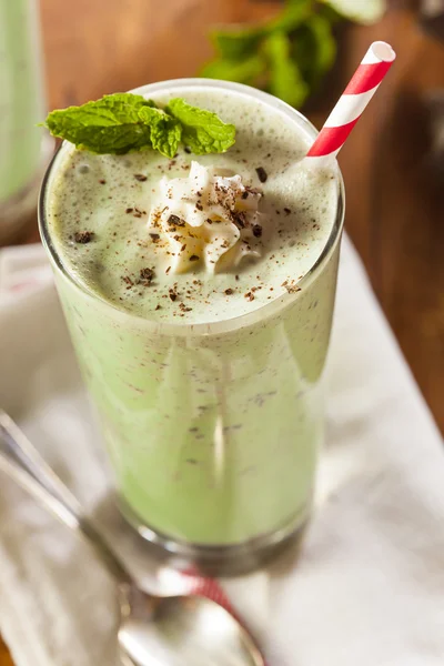 Kalte erfrischende Minzschokolade Chip Milchshake — Stockfoto