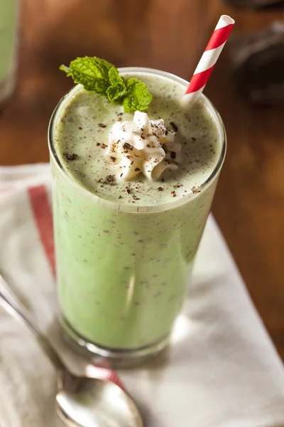 Kall uppfriskande Mint Chocolate Chip Milkshake — Stockfoto