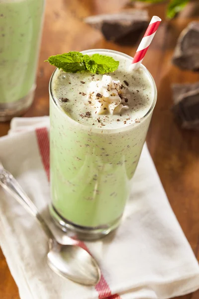 Kall uppfriskande Mint Chocolate Chip Milkshake — Stockfoto