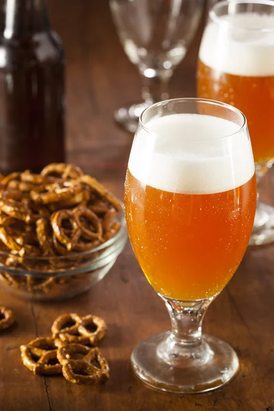 Osvěžující belgické jantarové kvasnicové pivo — Stock fotografie