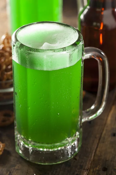 Grünes Bier zum Patrick 's Day — Stockfoto