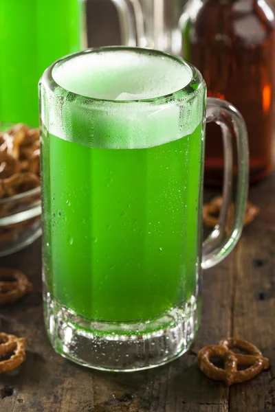绿色的啤酒，为圣帕特里克节的 — 图库照片